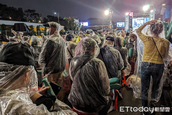 ▲民進黨陳時中「為台北挺身而出」選前之夜，民眾冒雨到場支持。（圖／記者林敬旻攝）