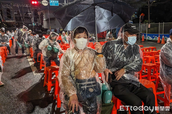 ▲民進黨陳時中「為台北挺身而出」選前之夜，民眾冒雨到場支持。（圖／記者林敬旻攝）