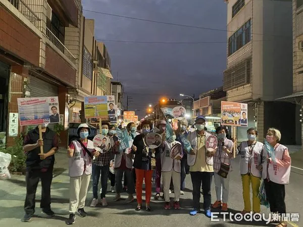 ▲決戰倒數的選前之夜，台南市黃偉哲陣營不只在競總舉辦晚會，更同步在全市37區舉辦「台南齊步走」向鄉親拜票催票。（圖／記者林悅翻攝，下同）