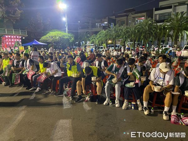 ▲決戰倒數的選前之夜，台南市黃偉哲陣營不只在競總舉辦晚會，更同步在全市37區舉辦「台南齊步走」向鄉親拜票催票。（圖／記者林悅翻攝，下同）