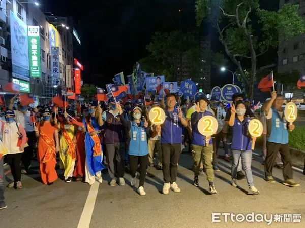 ▲選前黃金夜，饒慶鈴、陳銘風、吳秀華攜手走街頭。（圖／記者楊漢聲翻攝）