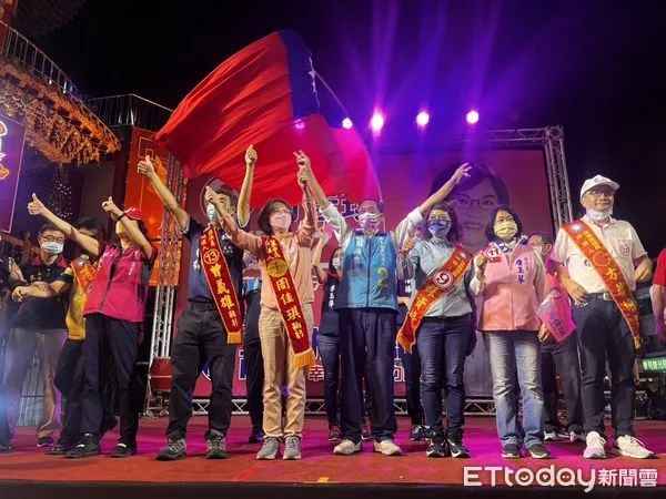 ▲屏東市長候選人周佳琪25日晚在屏東市慈鳳宮前舉辦勝選之夜，縣長候選人蘇清泉也到場力挺             。（圖／周佳琪服務處提供，下同）