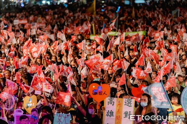 ▲▼陳其邁選前之夜湧入支持者。（圖／陳其邁競辦提供）