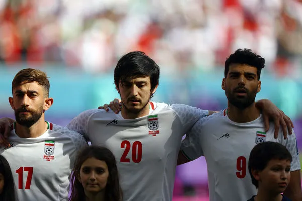 ▲▼伊朗球員疑似遭施壓，被迫唱國歌。（圖／路透）