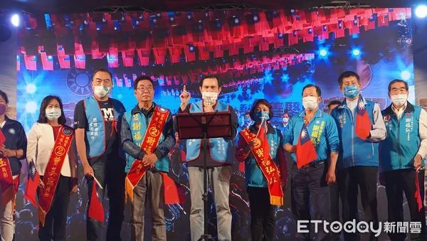 ▲▼謝福弘選前之夜在苗栗市競選總部前封路造勢，2000名支持群眾搖旗喊當選，前總統馬英九站台力挺。（圖／記者蔡文淵翻攝）