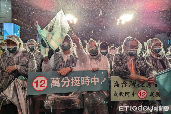 ▲陳時中「為台北挺身而出」選前之夜，支持者風雨中相挺。（圖／記者林敬旻攝）