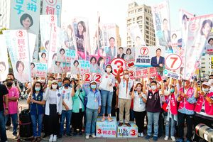 選前鐵人衝刺　柯志恩街口、車隊掃街獲市民熱烈歡迎