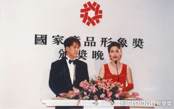 ▲1994年台灣精品獎曾經請來當紅的藝人周華健與方芳擔任司儀。（圖／貿協提供）