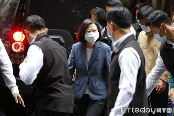 ▲總統蔡英文26日一早在隨扈的簇擁下，前往位於秀朗國小的投票所投票。（圖／記者湯興漢攝）