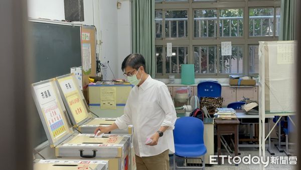 ▲陳其邁一早就來到新莊國小投票，但一時間「防疫指揮官」魂又上身             。（圖／記者吳奕靖攝）