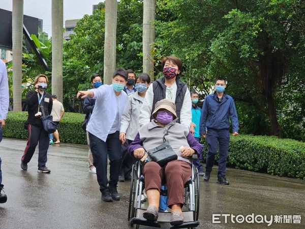 ▲▼黃珊珊偕同媽媽投票。（圖／記者陳家祥攝）