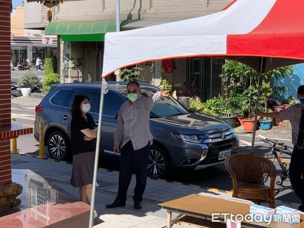 ▲許姓民眾涉嫌僅要投里長選票，不願投市長、市議員選票和公投票，當場將市長、市議員選票和公投票撕毀並投入垃圾桶內，為選務人員發現通知警員究辦。（圖／記者林悅翻攝，下同）