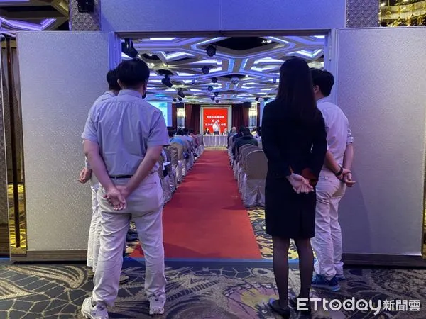 ▲▼台中市東區有棟大樓竟選在投票日召開區權會，住戶怒指刻意刁難，建商最後道歉。（圖／民眾提供，下同）