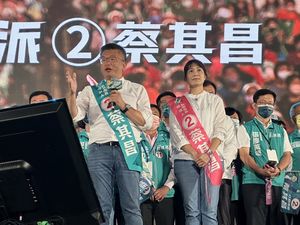 蔡其昌帶領萬人高呼「去投票就會贏！」　會後留下跟支持者自拍