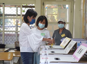 「黑白配」柯志恩帶女兒現身投票　透露選完最想做這兩件事