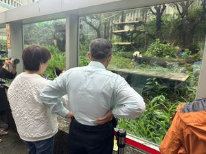 柯文哲、黃珊珊投完票「跑去動物園看圓圓」　關心大貓熊復育