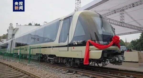 ▲大陸首輛自製「齒軌」雙制列車出廠。（圖／翻攝央視）