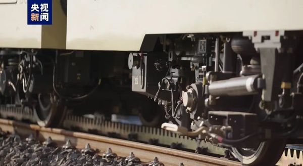 ▲大陸首輛自製「齒軌」雙制列車出廠。（圖／翻攝央視）