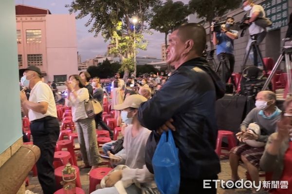 ▲▼國民黨高雄市長候選人柯志恩17:30抵達總部現場，支持者送暖鼓掌喊加油！。（圖／記者賴文萱攝）