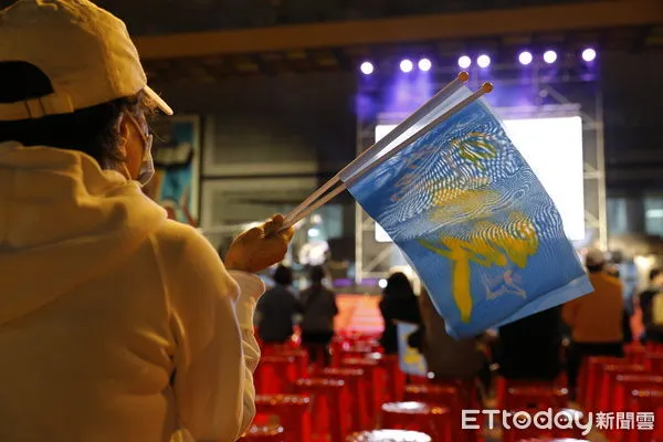 ▲▼2022九合一大選新北市長侯友宜開票之夜雖然人群稀稀落落冷冷清清，但還是有死忠支持者到開票現場關心開票狀況。（圖／記者湯興漢攝）