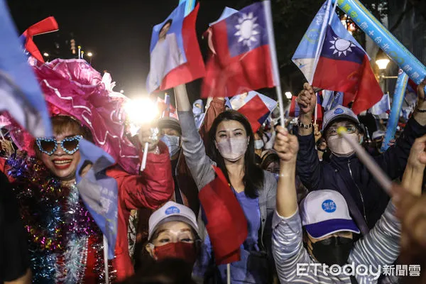 ▲國民黨台北市長候選人蔣萬安得票數穩定領先，支持者聚集競選總部揮旗加油。（圖／記者林敬旻攝）