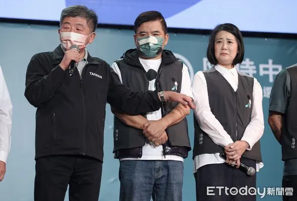 ▲▼2022九合一選舉陳時中開票之夜,台北市長選情大致底定,陳時中現身向在場民眾致意 。（圖／記者李毓康攝）