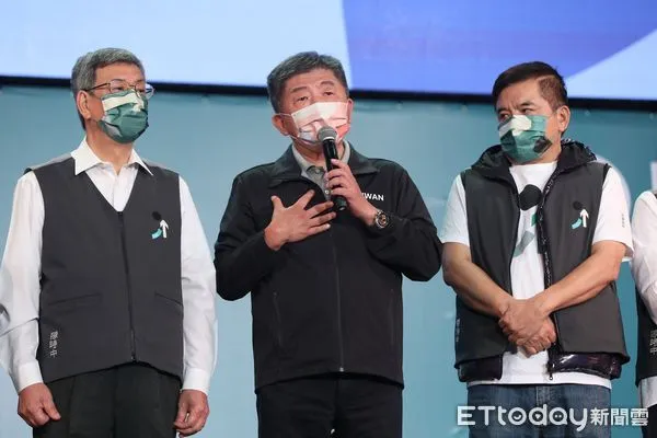 ▲▼2022九合一選舉陳時中開票之夜,台北市長選情大致底定,陳時中現身向在場民眾致意 。（圖／記者李毓康攝）