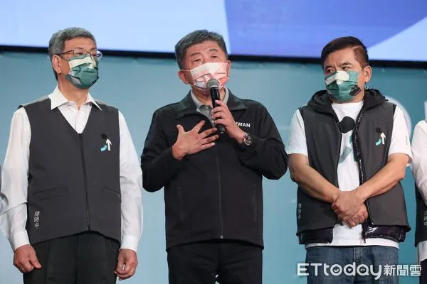 ▲▼2022九合一選舉陳時中開票之夜,台北市長選情大致底定,陳時中現身競選總部向在場民眾致意 。（圖／記者李毓康攝）