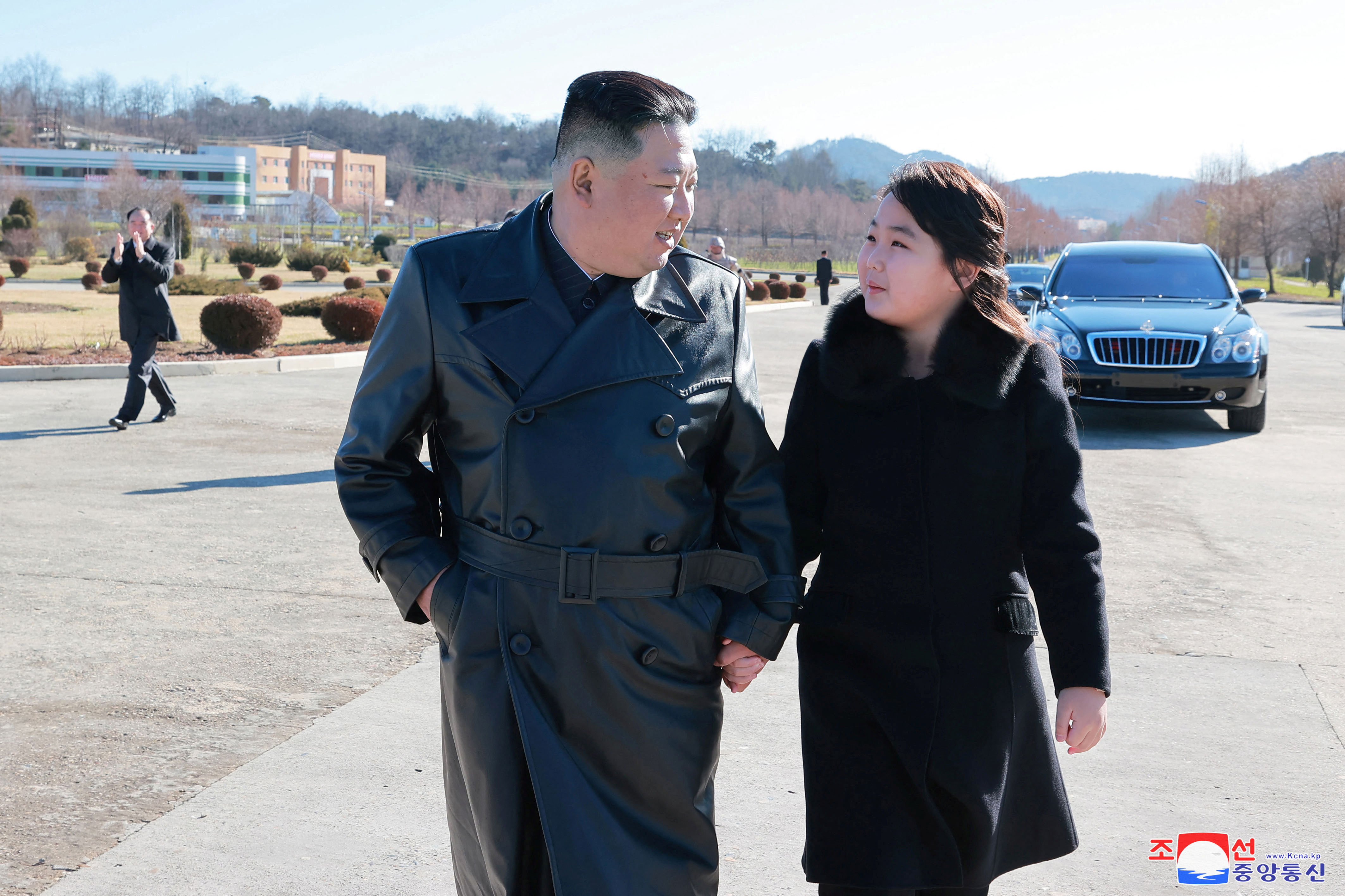 ▲▼北韓金正恩帶著二女兒金主愛在「火星-17型」飛彈發射車前亮相，與軍方拍攝紀念合照。（圖／路透）