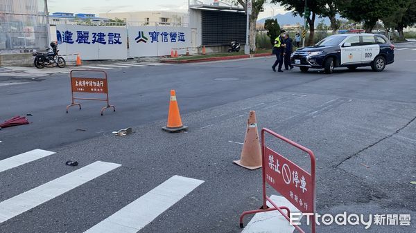 ▲▼呂男撞飛過馬路婦人，車輛鈑金受損，婦人隨身物品散落一地。（圖／記者游宗樺攝）