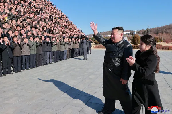 ▲▼北韓金正恩帶著二女兒金主愛在「火星-17型」飛彈發射車前亮相，與軍方拍攝紀念合照。（圖／路透）
