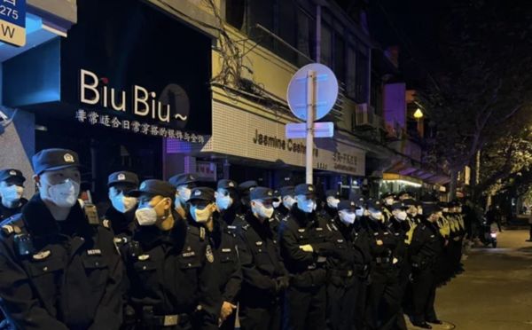 ▲▼上海數百人悼新疆火災死者　與警對峙高喊「不要核酸，要自由！」。（圖／翻攝推特）