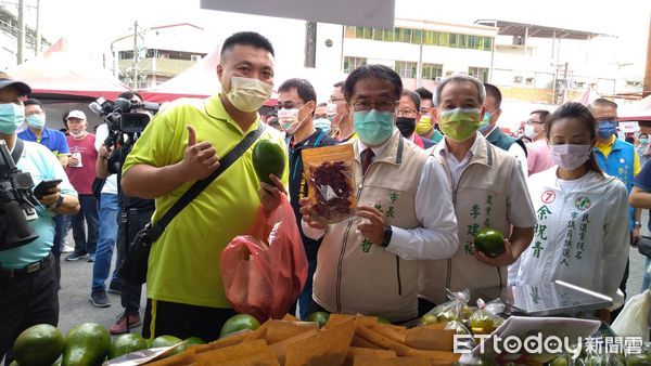 ▲2022台南胡麻季農業產業文化活動，27日在善化區農會揭開序幕，市長黃偉哲非常推薦大家把優質國產胡麻油及相關系列商品帶回家。（圖／記者林悅翻攝，下同）