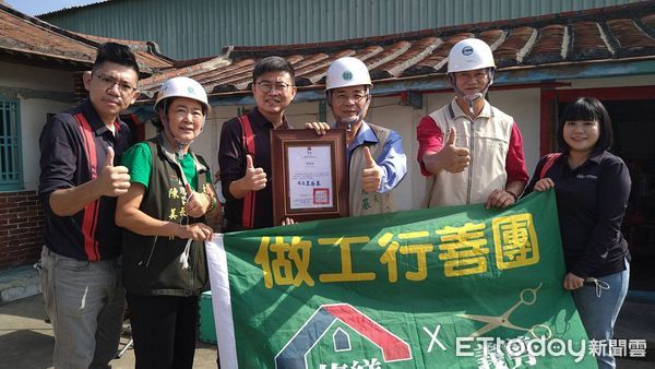 ▲台南市勞工局「做工行善團」油漆志工夥伴，持續為鹽水區洪姓弱勢家庭修繕房屋。（圖／記者林悅翻攝，下同）