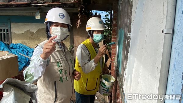 ▲台南市勞工局「做工行善團」油漆志工夥伴，持續為鹽水區洪姓弱勢家庭修繕房屋。（圖／記者林悅翻攝，下同）