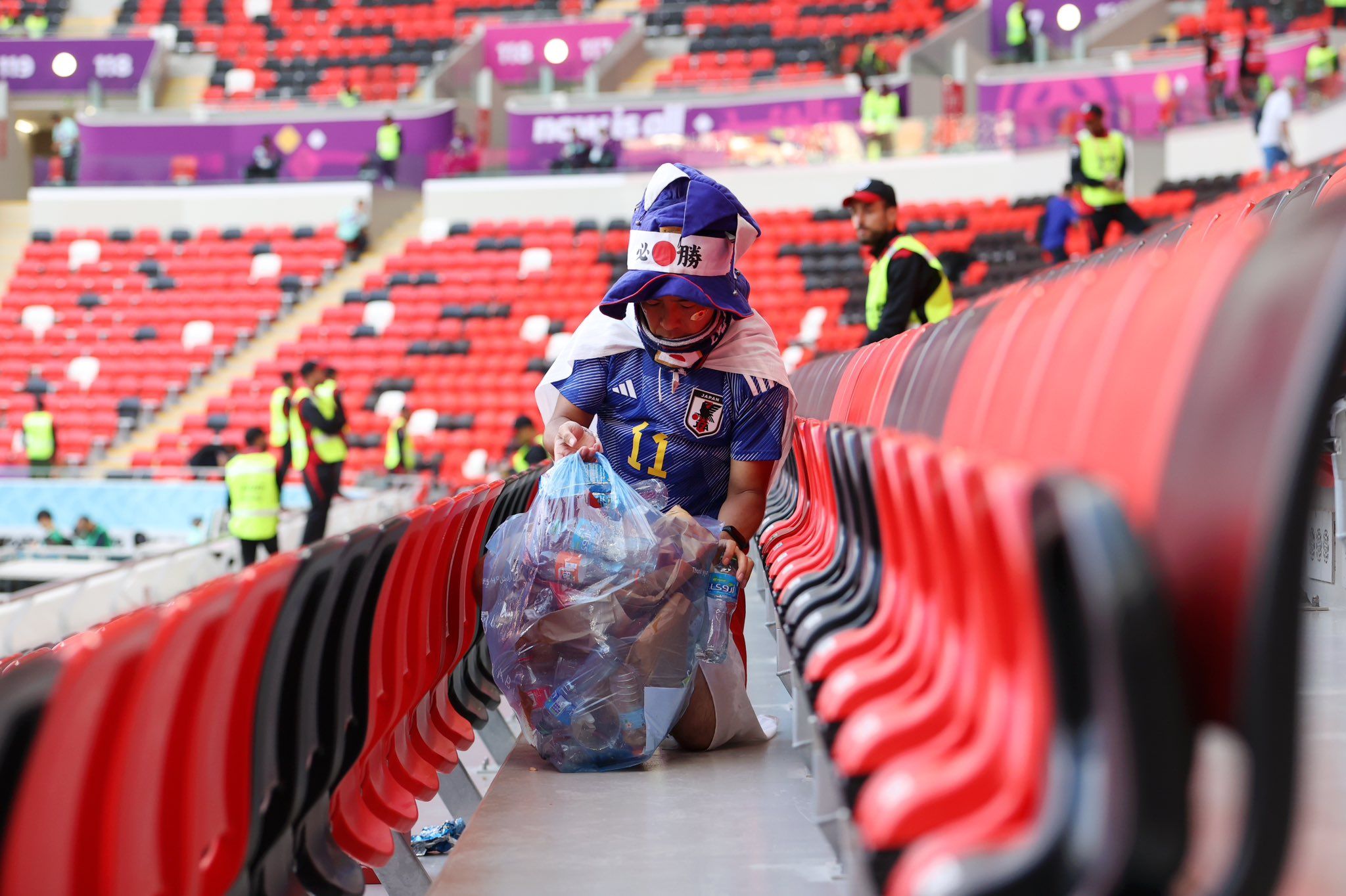 ▲▼ 日本踢輸哥斯大黎加之後，仍有許多球迷在看台區撿垃圾，獲得FIFA讚許。（圖／翻攝自FIFA推特）