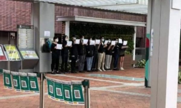 ▲▼香港大學有學生舉著白紙，悼念烏魯木齊火災死者。（圖／翻攝LIHKG討論區）