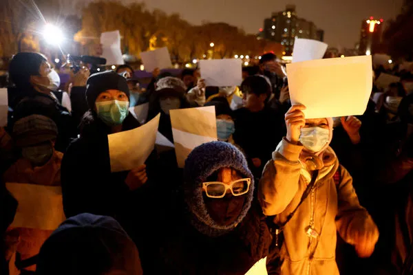 ▲▼北京民眾舉辦哀悼烏魯木齊火災遇難者活動，並高舉白紙表達抗議。（圖／路透社）