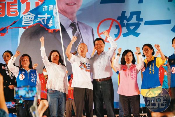 挺朱派以韓國瑜當年「被動參選」黨內總統初選的結果為例，認為國民黨不該再重蹈覆徹。圖為韓此次選舉輔選台南市長候選人謝龍介。