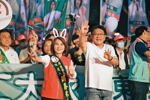 潘孟安（右）苦戰守下屏東，其與賴清德親近，被認為是賴系可接受的主席人選。（翻攝潘孟安臉書）