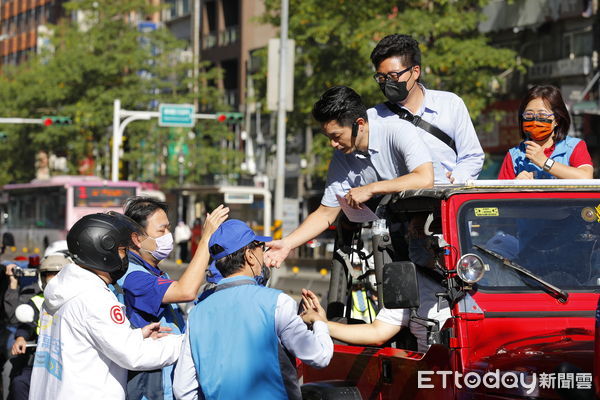 ▲▼國民黨台北市長當選人蔣萬安「無限台北 感謝無限」謝票車隊掃街持續進行，車隊穿行大街小巷間感謝台北市民的支持。（圖／記者湯興漢攝）