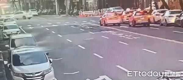 ▲許男酒駕上路撞公車嗆警遭警方逮捕。（圖／記者張君豪翻攝）