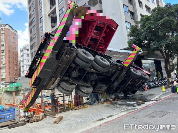 ▲▼台中西區一處工地傳出吊車嚴重傾倒，吊臂砸進工地內。（圖／記者白珈陽攝）