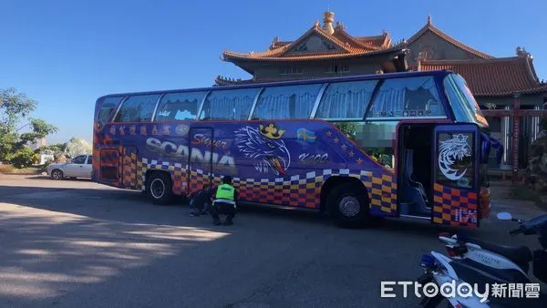 ▲▼         彰化婦蹲遊覽車旁綁鞋帶，慘遭輾斃    。（圖／記者白珈陽翻攝）