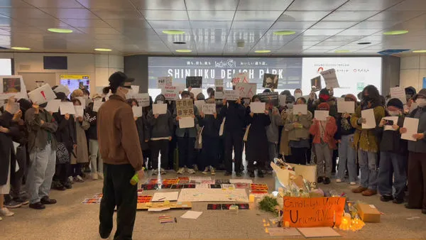 ▲▼中國民眾聚集在東京新宿車站跨海聲援白紙革命。（圖／路透）