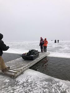 冰上釣魚突然冰層斷裂！ 美200名釣客「浮在冰上」等救援