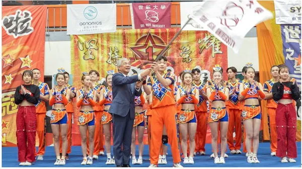 圖二：世新啦啦隊隊長李振安代表團隊接受校長陳清河授旗，展現奪冠決心。（圖／世新大學提供）