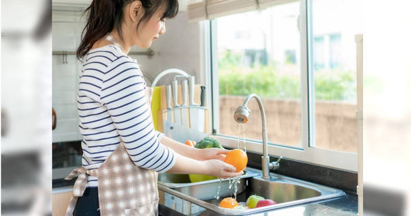 以流動清水沖洗蔬果至少5~10分鐘，讓清水能沖洗蔬果各部位，才能有效降低農藥殘留。（圖／123RF）