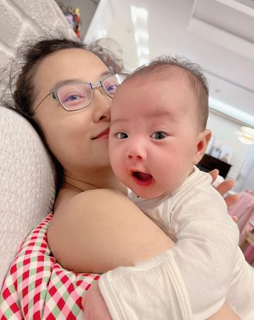 ▲趙小僑和劉亮佐迎來女兒「典典寶寶」誕生後，經常分享育兒點滴。（圖／翻攝自趙小僑IG）