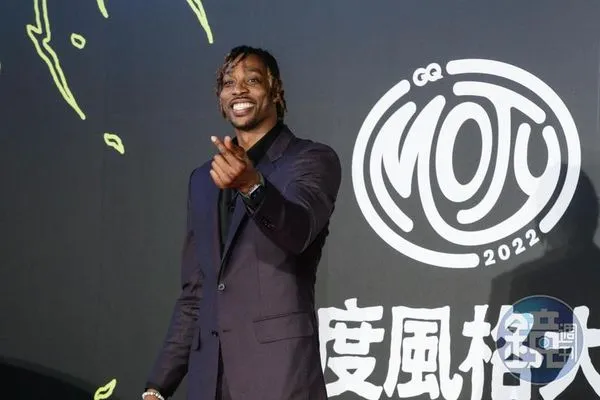 霍華德展示新學會的「手指小愛心」，但看起來像是在數錢。（誤）